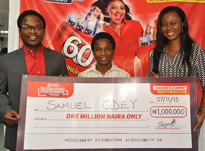 (L-r): Ayo Ogunranti, Airtel’s Zonal Business Manager, Lagos Metro, Samuel Odey, winner of one million naira in the ongoing Airtel Red Hot Promo, and Grace Henshaw, manager, Lagos Showrooms, during the presentation of cheque to the winner at Airtel Shop, Sanusi Fafunwa Street, Victoria Island, Lagos during the week.